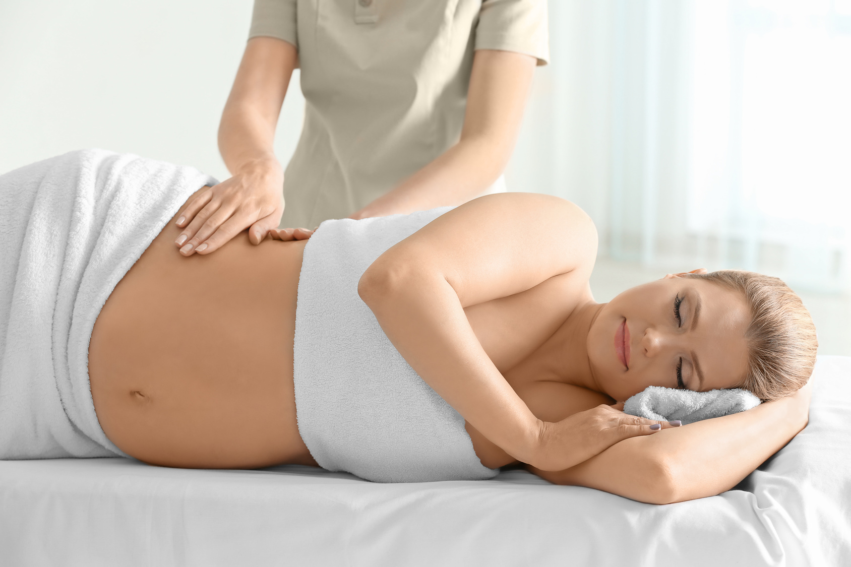 photo du massage de femme enceinte